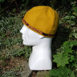 Woolen hat decorated with silk.