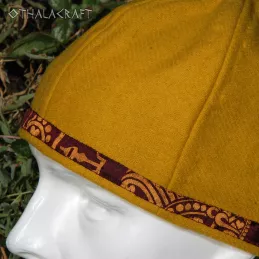 Woolen hat decorated with silk.