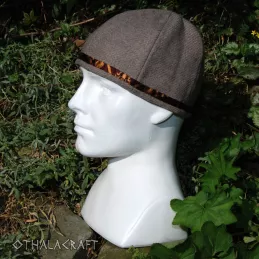 Woolen hat decorated with silk.