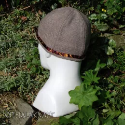 Woolen hat decorated with silk.