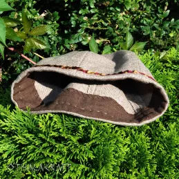 Woolen hat decorated with silk.