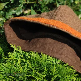 Woolen hat with diamond braid.