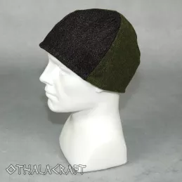 Simple hat made of two colors of wool (100%) in herring bone pattern.