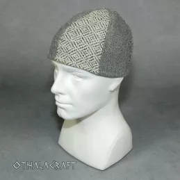 Simple hat made of hand-woven wool (100%) in diamond pattern and (100%) wool in diagonal pattern.