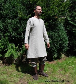 Handgenähte Wikinger-Leinentunika