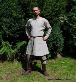 Handgenähte Wikinger-Leinentunika