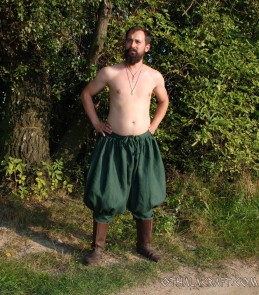 Kurze Wikingerhose aus Leinen – dunkelgrün