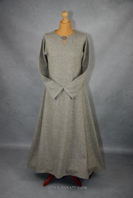 Hellgrünes Wikinger-Wollkleid – Fischgrätmuster
