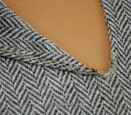 Hellgrünes Wikinger-Wollkleid – Fischgrätmuster
