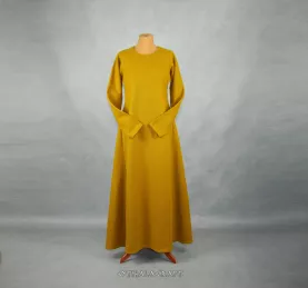 Beautiful dress, made of 95% woolen fabric in a diagonal pattern, honey wool color, medium thickness.