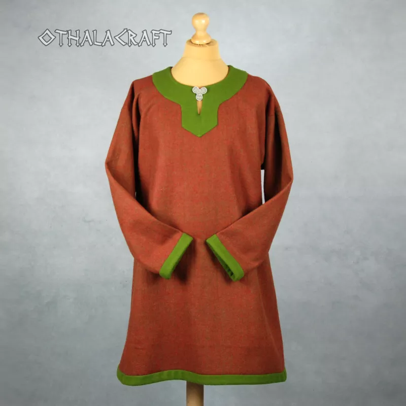 Tunic with key-shaped neckline