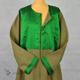 Grüner Wollkaftan mit Seide und Knöpfen
