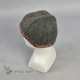 Woolen hat in diamond pattern decorated with silk