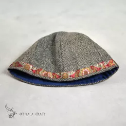 Woolen hat in diamond pattern decorated with silk