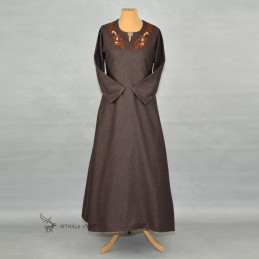 Wollkleid der Wikingerzeit mit großer Stickerei