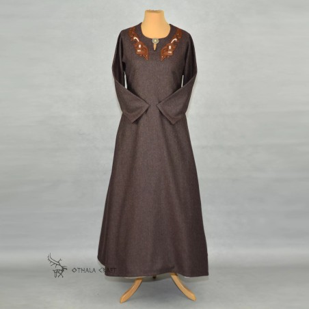 Wollkleid der Wikingerzeit mit großer Stickerei