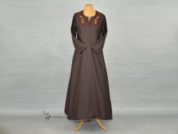Wollkleid der Wikingerzeit mit großer Stickerei