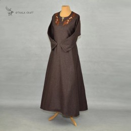 Wollkleid der Wikingerzeit mit großer Stickerei