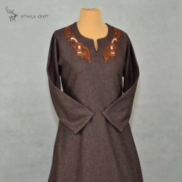 Wollkleid der Wikingerzeit mit großer Stickerei