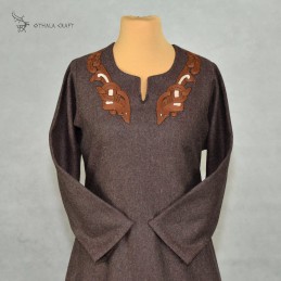 Wollkleid der Wikingerzeit mit großer Stickerei