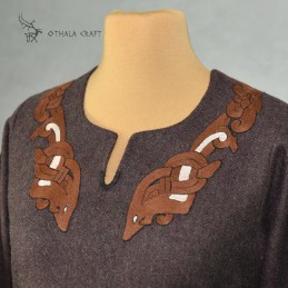 Wollkleid der Wikingerzeit mit großer Stickerei