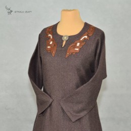 Wollkleid der Wikingerzeit mit großer Stickerei