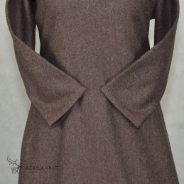 Wollkleid der Wikingerzeit mit großer Stickerei