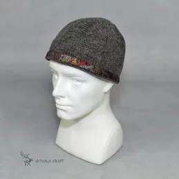 Woolen hat in diamond pattern decorated with silk