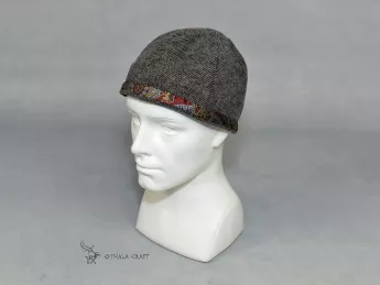 Woolen hat in diamond pattern decorated with silk