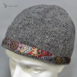 Woolen hat in diamond pattern decorated with silk