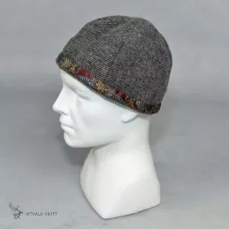 Woolen hat in diamond pattern decorated with silk