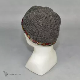 Woolen hat in diamond pattern decorated with silk