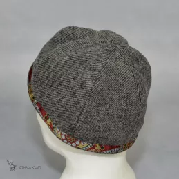 Woolen hat in diamond pattern decorated with silk