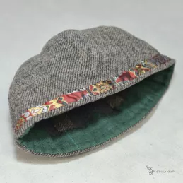 Woolen hat in diamond pattern decorated with silk