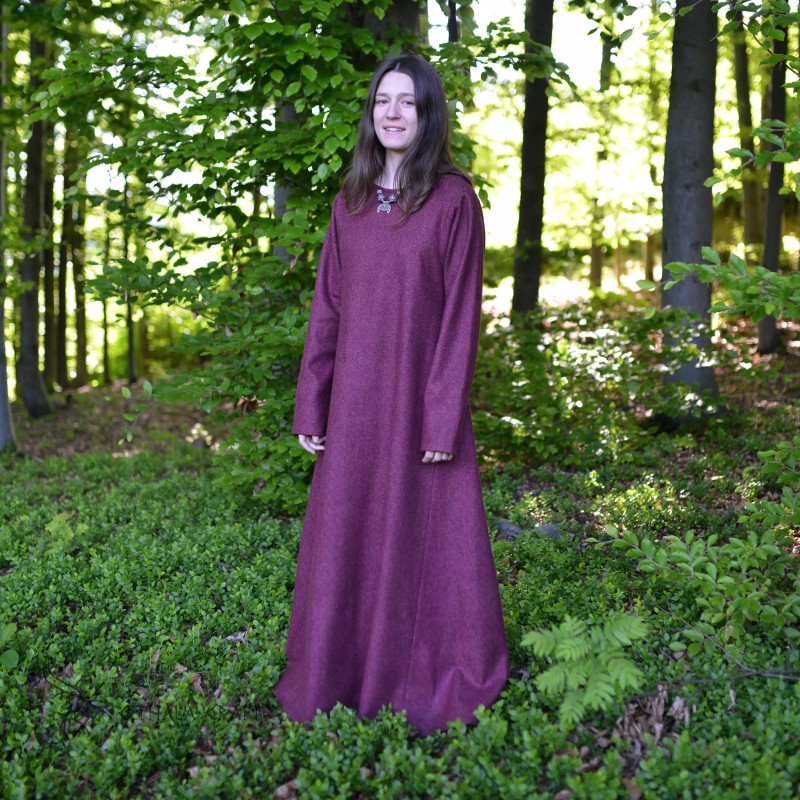 Beautiful dress, made of 100% woolen fabric in a diamond pattern, medium thickness
