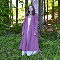 Women's coat made of in dark pink wool. The cut of the coat is based on a find from Haithab (Hedeby).