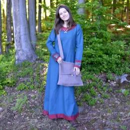 A convenient and capacious bag, holding a bottle of wine and a loaf of bread, is the so-called “bimble bag”.