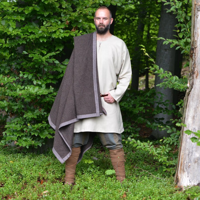 Brown blanket trimmed with lighter wool in a herringbone weave. Made of medium-weight wool