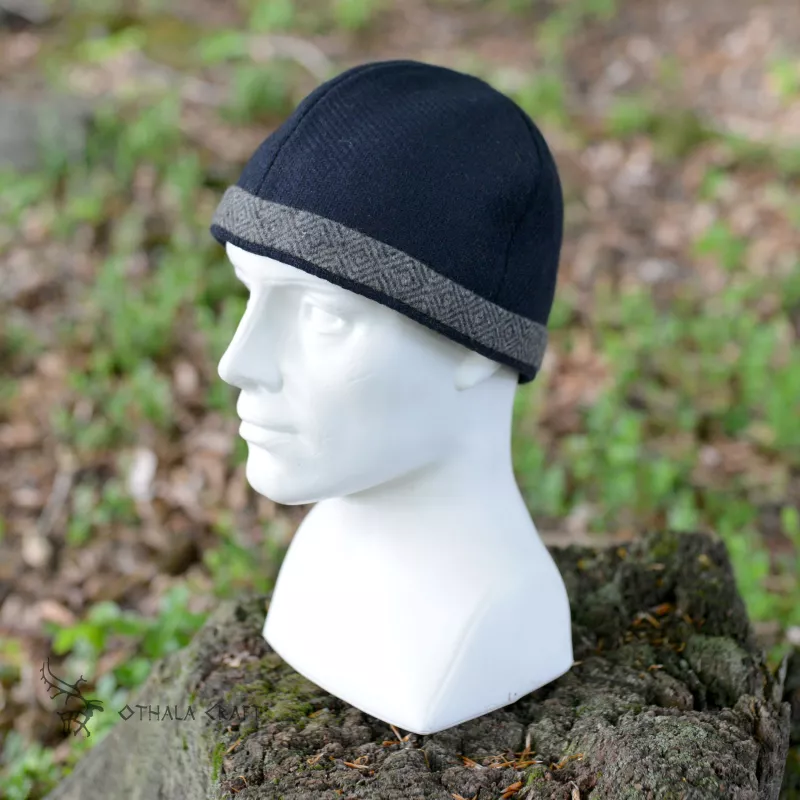 Simple hat made of dark blue wool, making it the perfect hat for cold days.