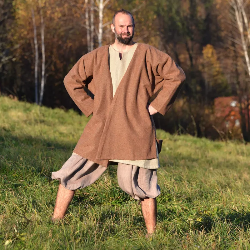 The shape of klappenrock was found in Hedeby 10th cent. It was also known in Vendel period.