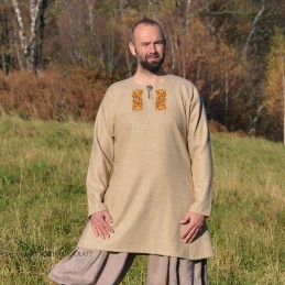 Wolltunika mit Stickerei aus dem Schiffsgrab von Sutton Hoo