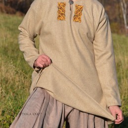 Wolltunika mit Stickerei aus dem Schiffsgrab von Sutton Hoo