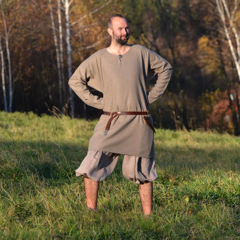 A simple tunic made of gray wool. The cut is based on a find from Birka (Sweden), 8th-9th century.
