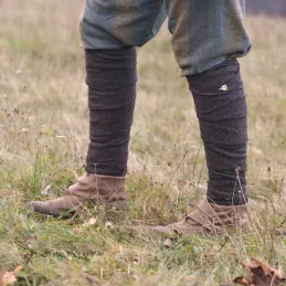 Brown wool with shades of gray and black, woven diagonally, medium thickness, works well. The hooks are made of bronze.