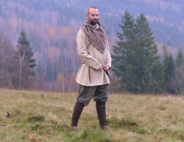 Wadenwickel aus brauner Wolle mit Bronzehaken, Rus, Wikinger