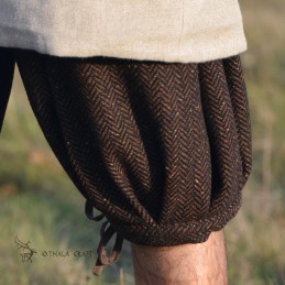 Haithabu-Hose, braunes Fischgrätmuster
