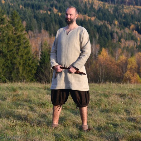 Trousers made from brown wool in herringbone pattern. Shape based on find from Haithabu, short tided under the knee.