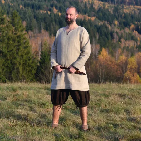 Trousers made from brown wool in herringbone pattern. Shape based on find from Haithabu, short tided under the knee.