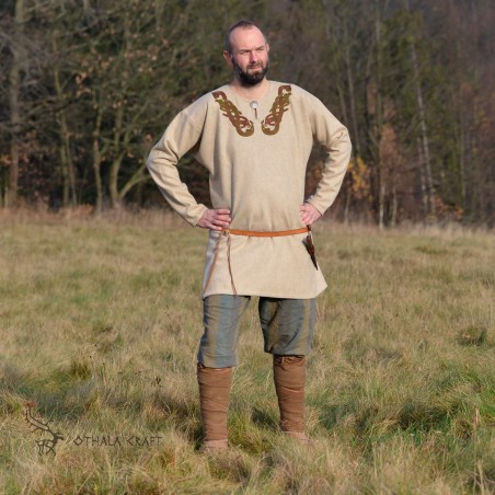 Decorated Viking tunic made of beige wool in herring bone pattern (100%). High-quality wool, nice to the touch.
