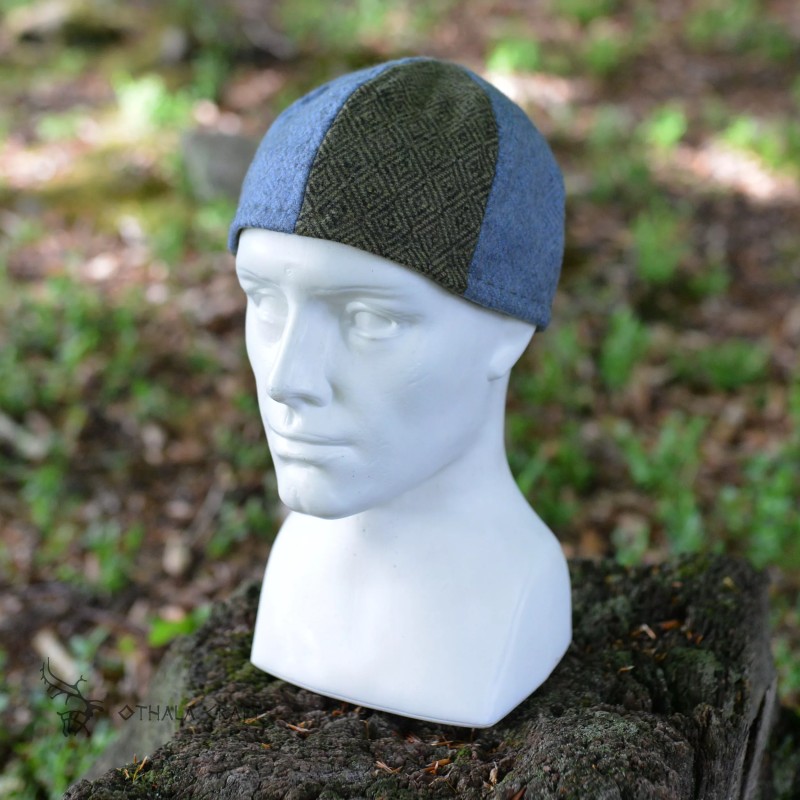 Simple hat made of two colors of wool in diamond pattern. Based on findings (Birka). Half lining of linen on the inside.